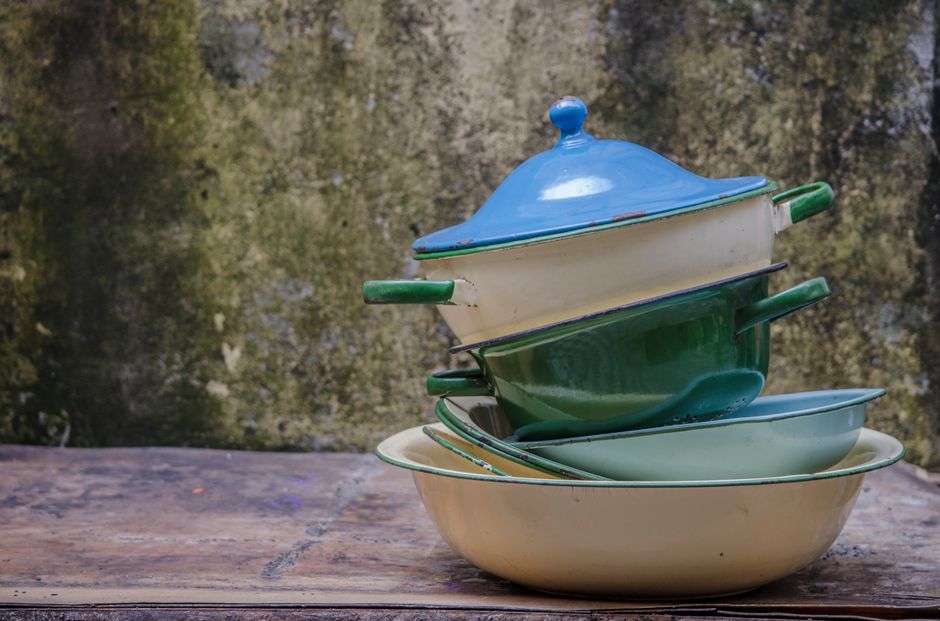 Oude houten pollepel als plantenpot gebruikt.
