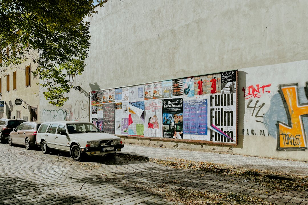 Auto posters met felle kleuren en ontwerpen. Auto posters met felle kleuren en ontwerpen.