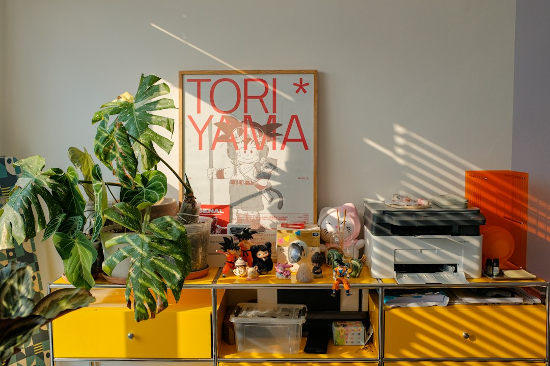 Formule 1 posters verlevendigen moderne werkkamer.