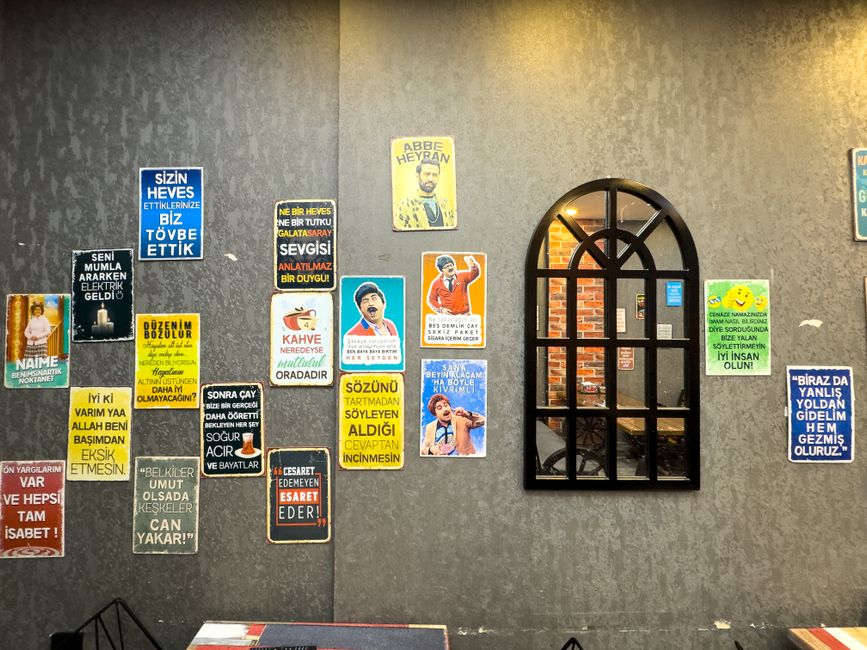 Historische ridderposter aan feloranje muur